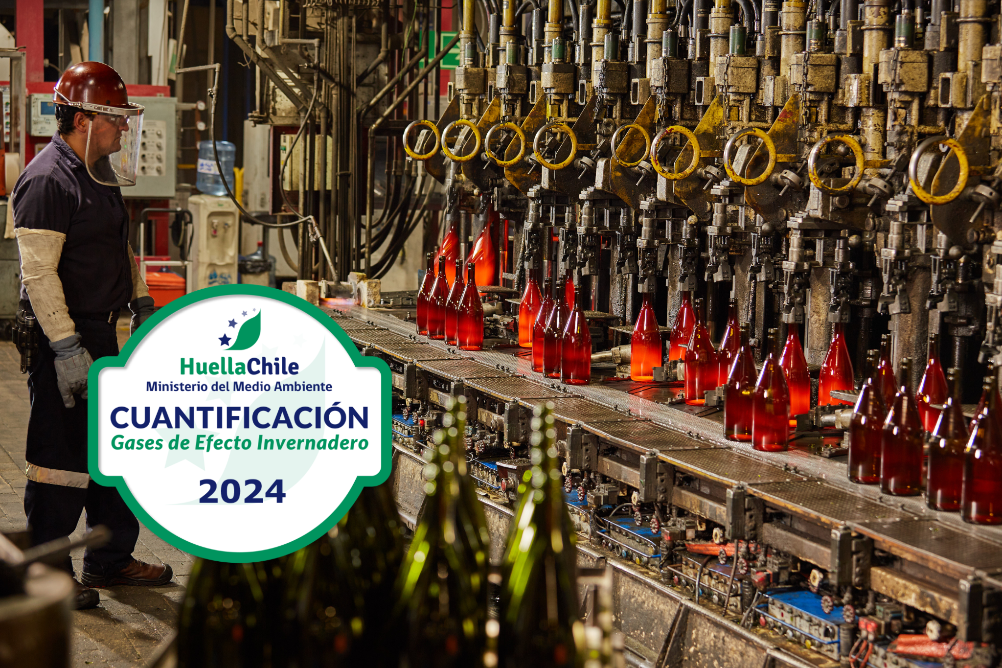 Imagen de trabajador junto a botellas de vidrio y logo de certificación