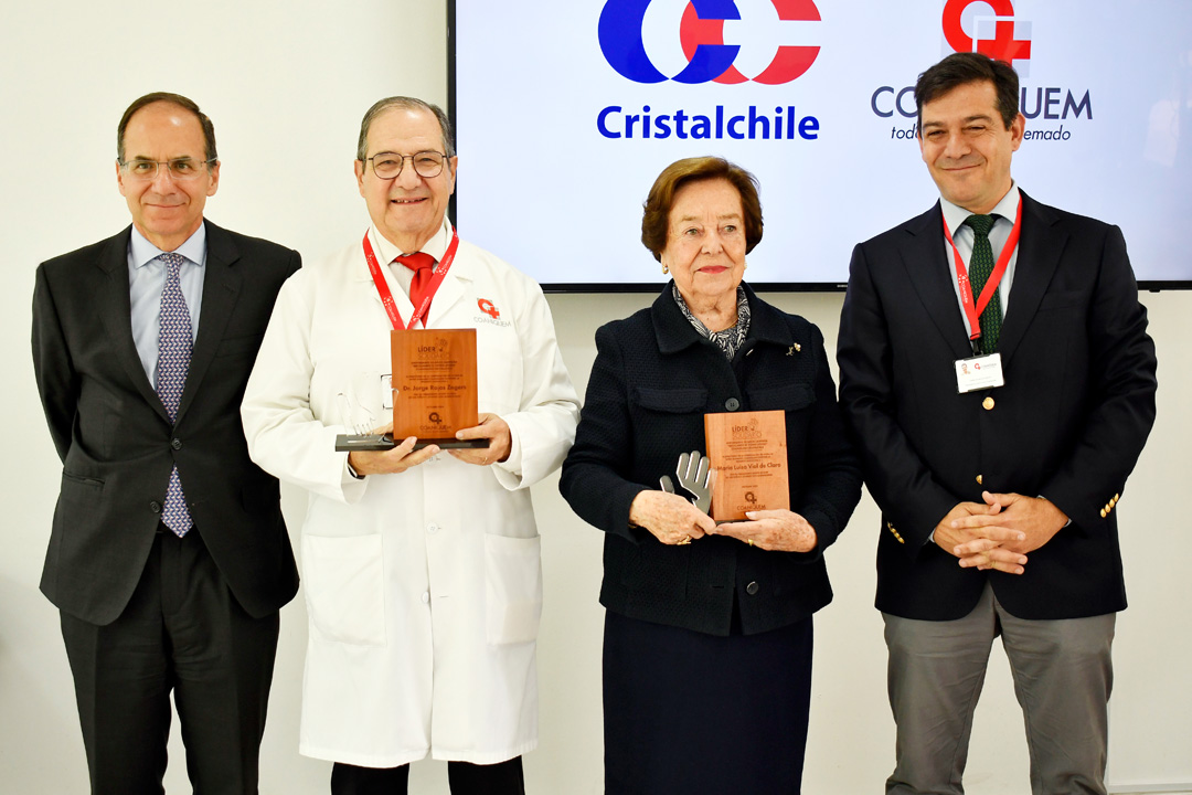 Equipo de Cristalchile reciben reconocimiento.