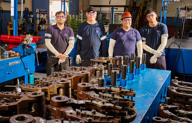 Trabajadores de la planta de CristalChile.